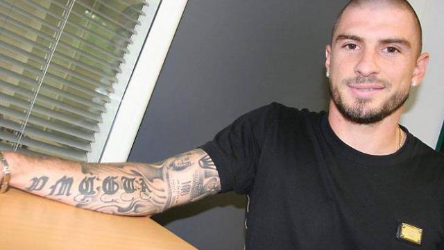 tatouage initiale pectoraux