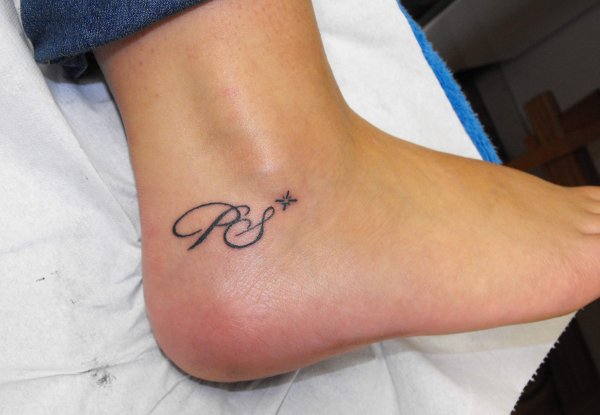 tatouage initiale pied
