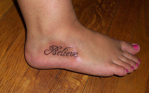 tatouage initiale pied