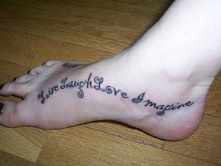 tatouage initiale pied