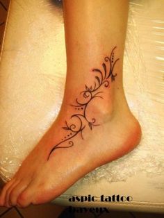 tatouage initiale pied