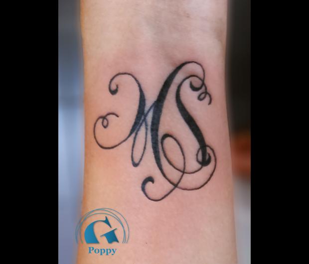 tatouage initiale poignet