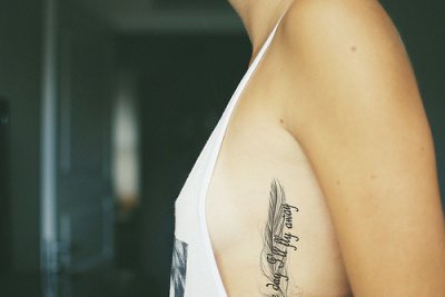tatouage initiale poitrine