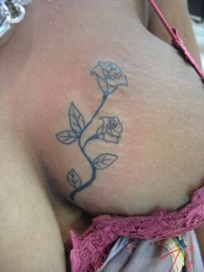 tatouage initiale poitrine
