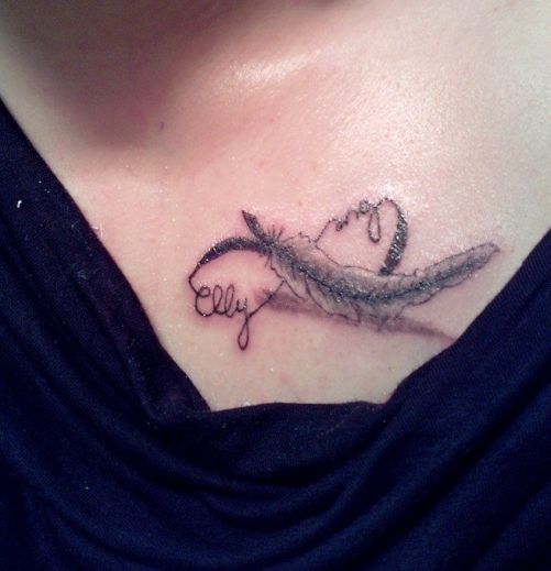 tatouage initiale poitrine