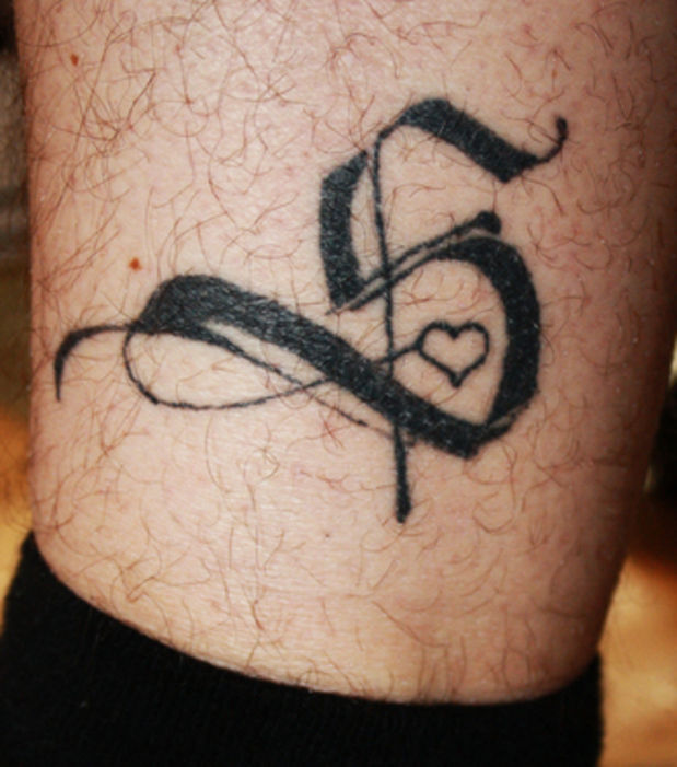 tatouage initiale s