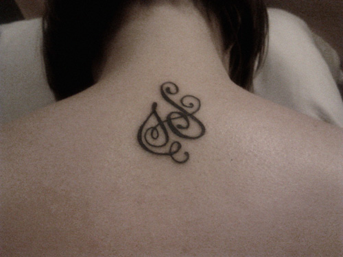 tatouage initiale sur la nuque