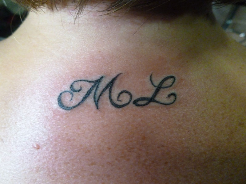 tatouage initiale sur la nuque