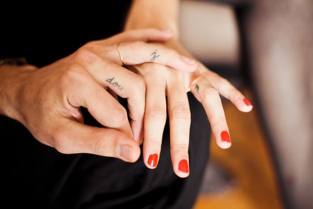 Tatouage initiale sur le doigt