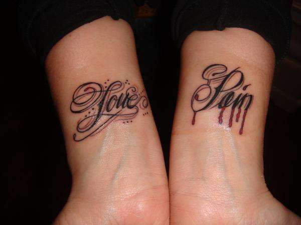 tatouage initiale sur le poignet