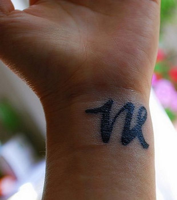 tatouage initiale w
