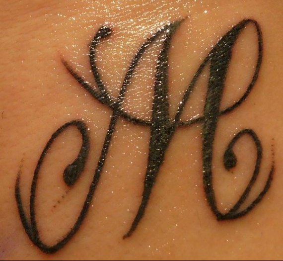tatouage initiale w