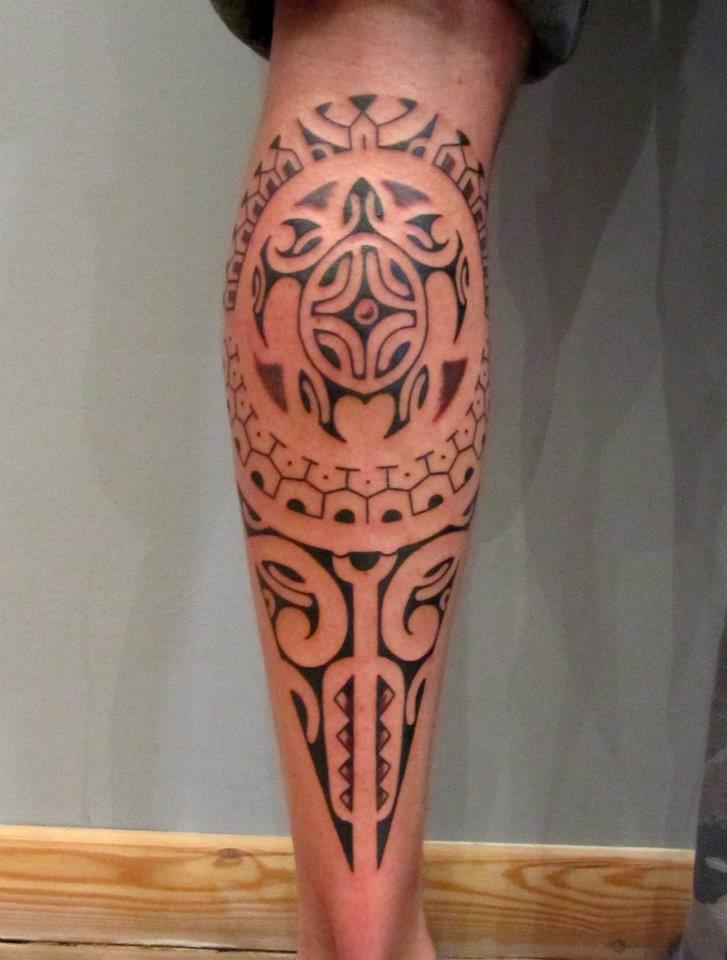 tatouage jambe homme polynésien