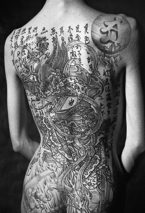 tatouage japonais noir et blanc