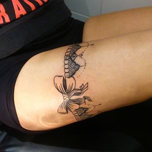tatouage jarretière fleur