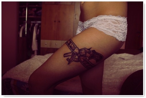 tatouage jarretière noeud cuisse