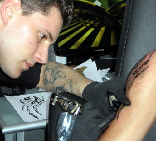 tatouage la fleur qui pique