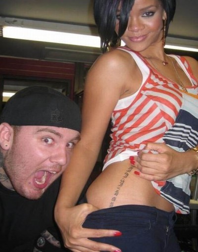 tatouage la fleur qui pique