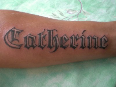 Tatouage lettrage avant bras