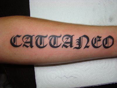 tatouage lettrage avant bras