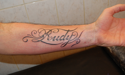 tatouage lettrage avant bras