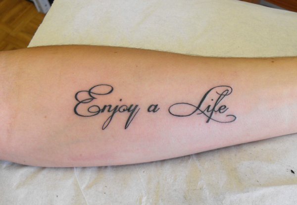 tatouage lettrage avant bras