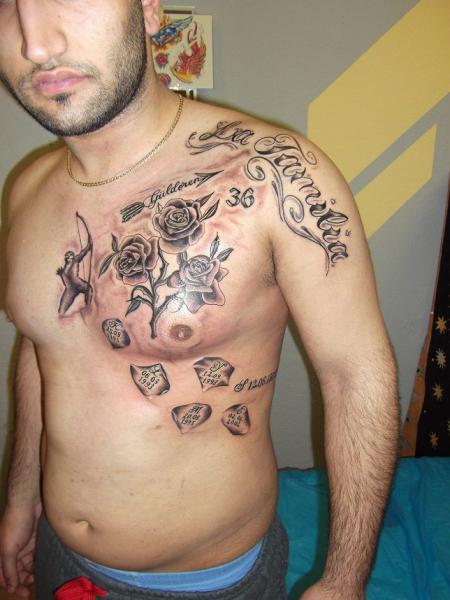 Tatouage lettrage pectoraux