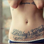 Tatouage lettrage ventre