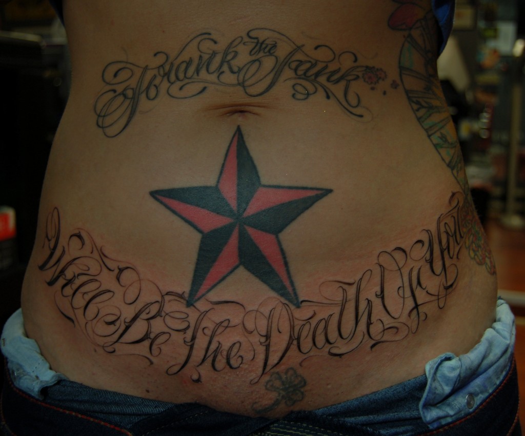 tatouage lettrage ventre