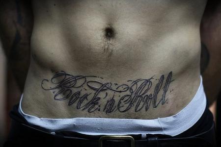 tatouage lettrage ventre