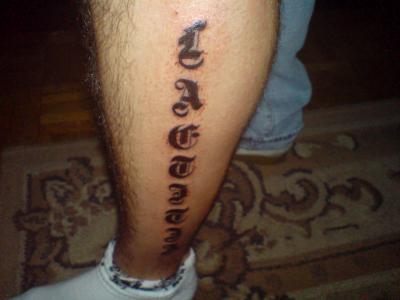 tatouage lettre gothique mollet