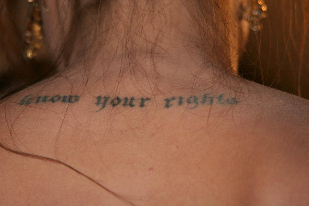 tatouage lettre gothique nuque