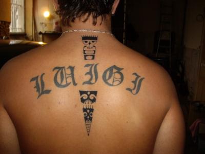 tatouage lettre gothique nuque