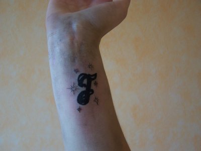 tatouage lettre j tribal
