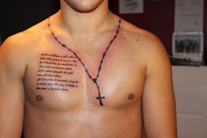 tatouage lettring pectoraux