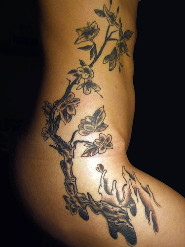 tatouage liane ventre