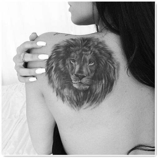 tatouage lion omoplate