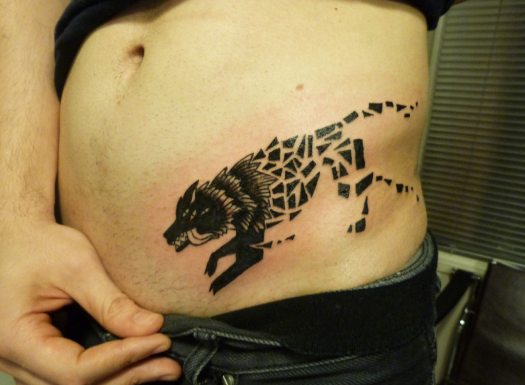 tatouage loup pectoraux