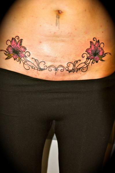 tatouage lys ventre