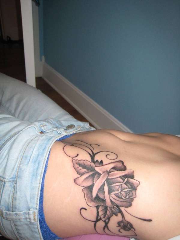 tatouage lys ventre