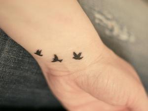 Tatouage mini hirondelle