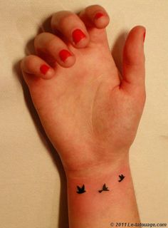 tatouage mini hirondelle