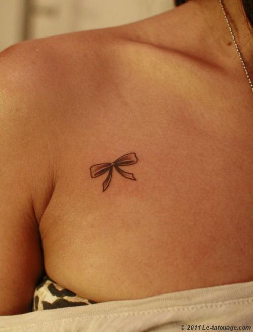 tatouage mini noeud