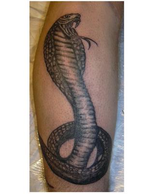 tatouage mollet homme serpent