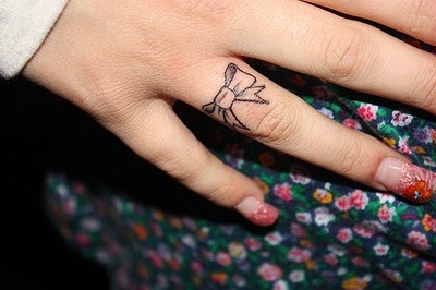 tatouage noeud au doigt