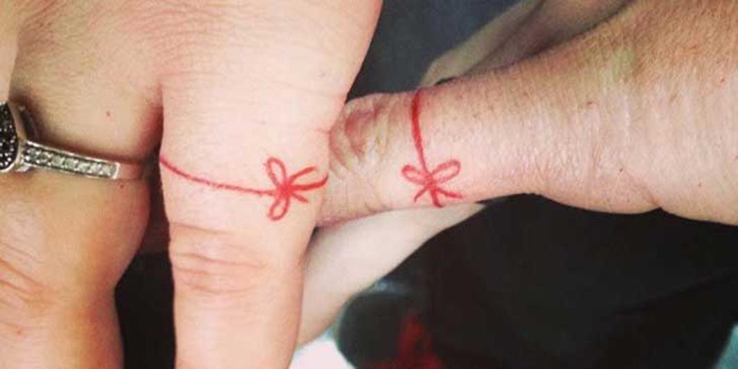 tatouage noeud au doigt