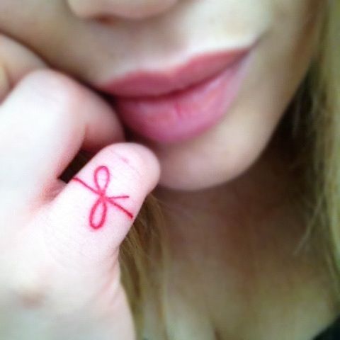 tatouage noeud au doigt