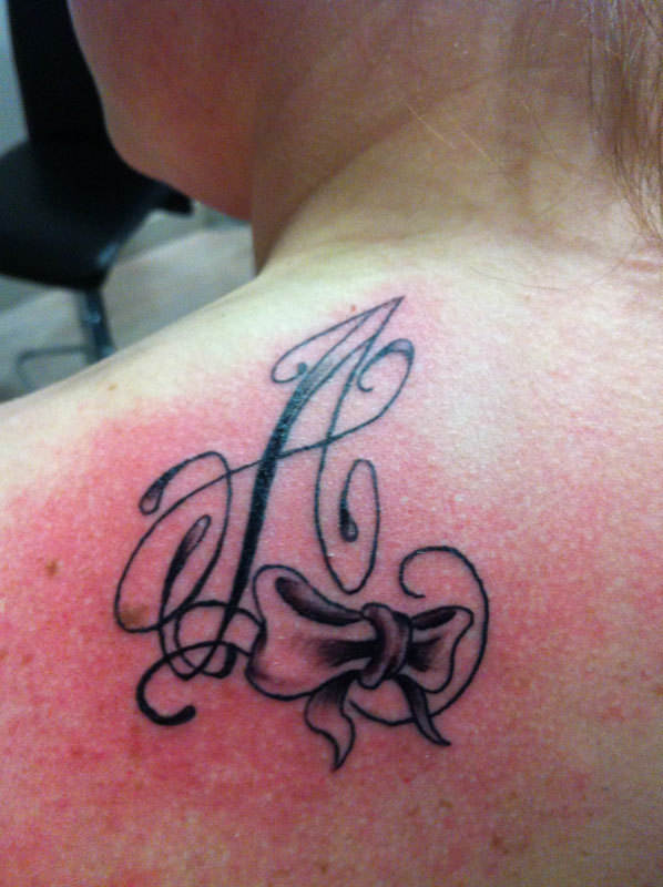 tatouage noeud avec une lettre