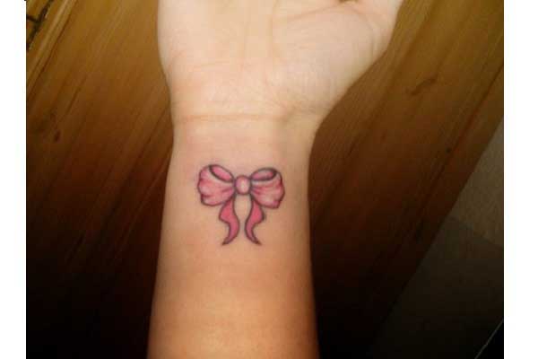tatouage noeud avec une lettre