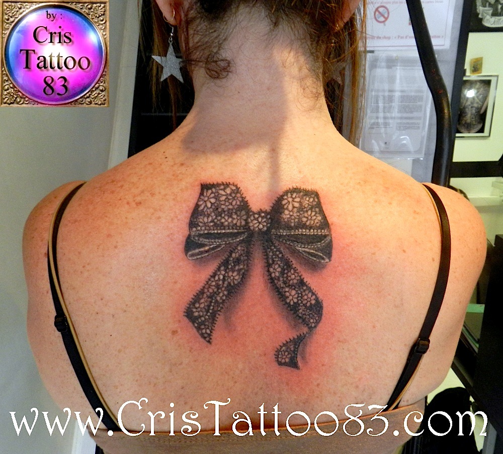 tatouage noeud bas du dos